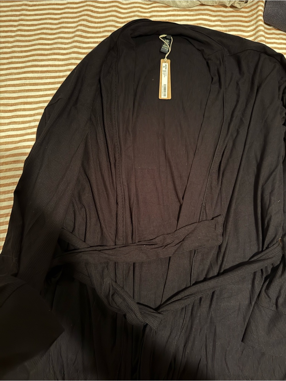 SKIMS
Soft Lounge Ribbed Short Robe - Picture 4 of 4